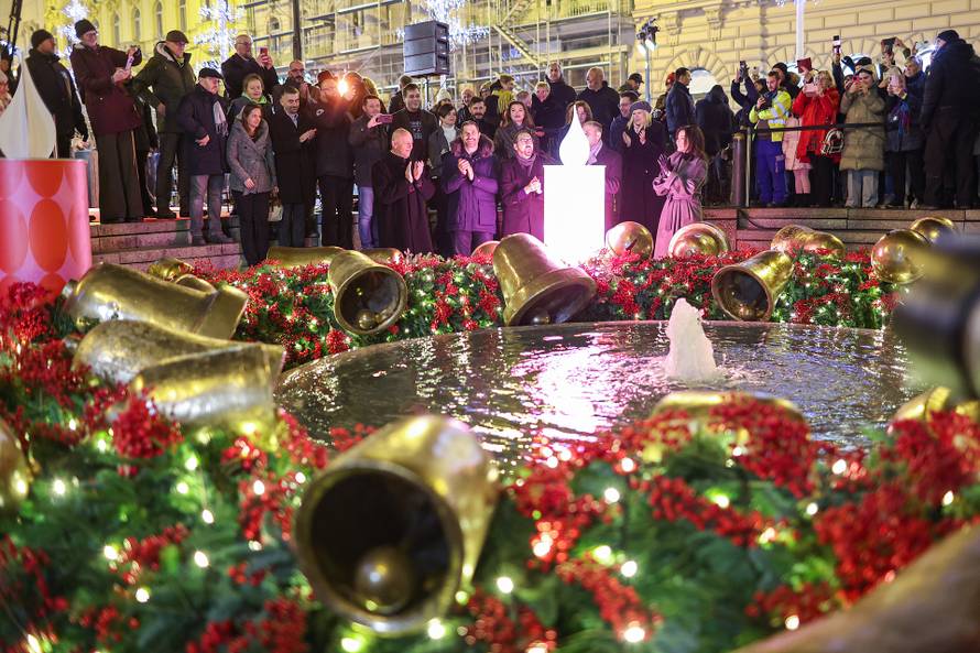 Zagreb: Paljenje prve adventske svije?e