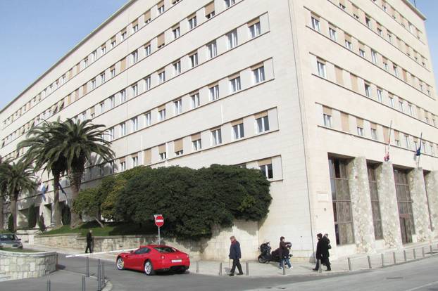 Split: Kerumov Ferrari 599 GTB mami pogled parkiran ispred zgrade Banovine 