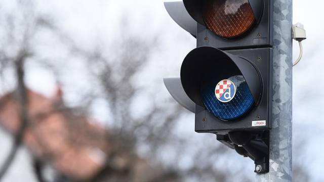 Zagreb: Semafor u Rusanovoj ulici umjesto zelene svijetli plava boja uz naljepnicu s Dinamovim grbom