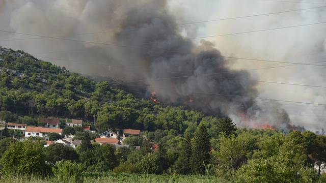 Zbog velikih požara kod Šibenika zatvorena autocesta A1, ugrožene ku?e