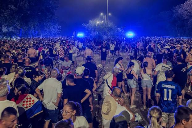 Zagreb: Veliki zastoj na Mostu slobode nakon Thompsonovog koncerta, ljudi stoje ne mjestu