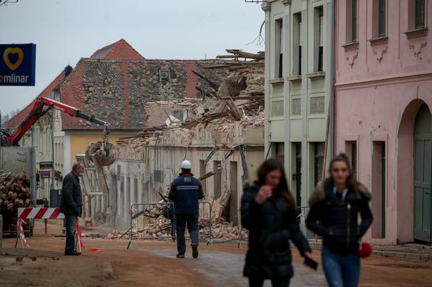 Petrinja: Peti dan nakon razornog potresa saniraju se posljedice