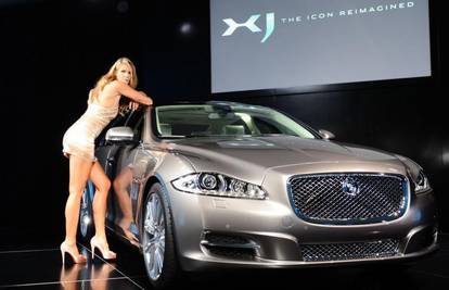 Elle Macpherson (46) je na promociji zasjenila Jaguar