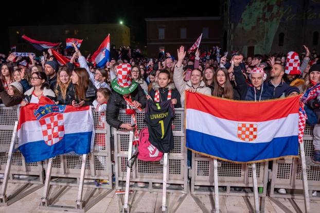 Navijači u Zadru očekuju povratak brončanih Vatrenih