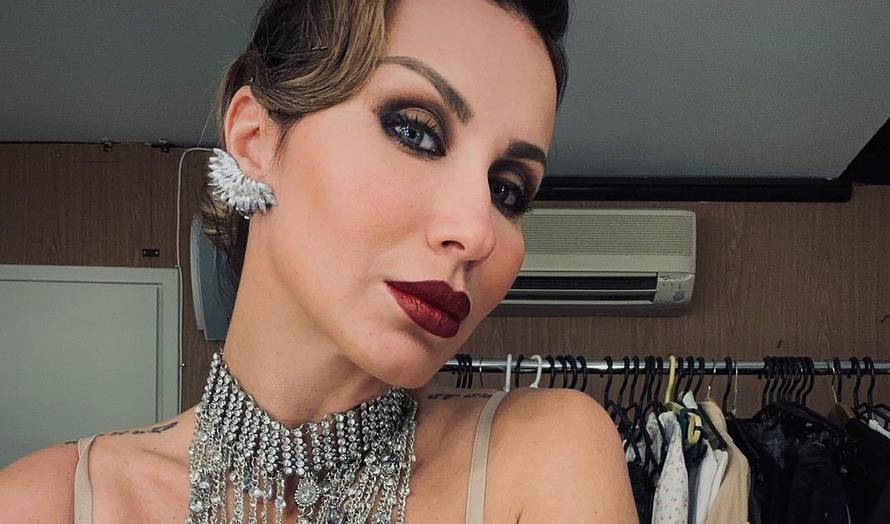 Gruica u izazovnoj kombinaciji: Crni flasteri jedva prekrili grudi