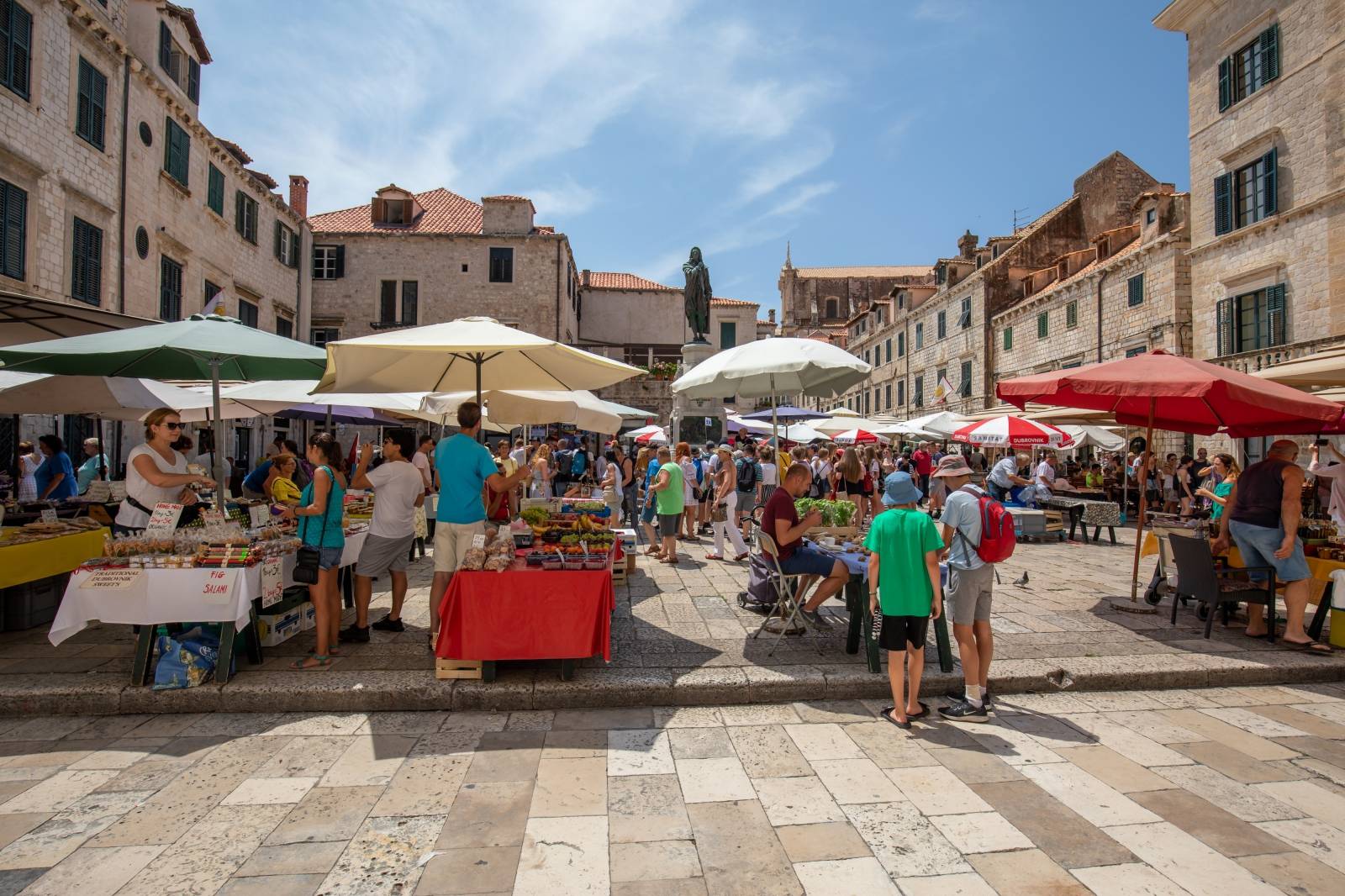 GuÅ¾ve na ulicama Dubrovnika tijekom turistiÄke sezone
