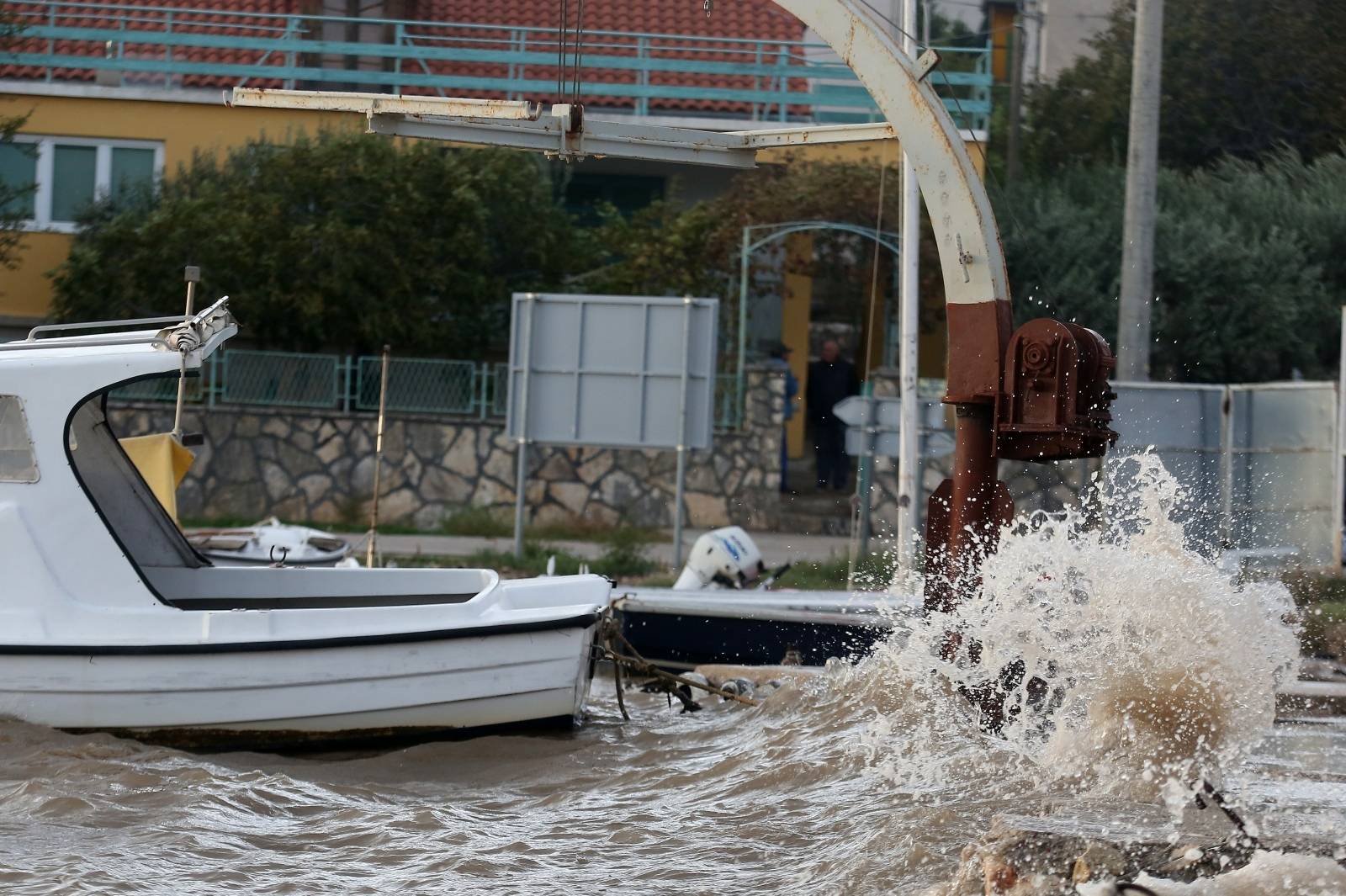 Jako jugo nošeno valovima pogodilo Brodaricu