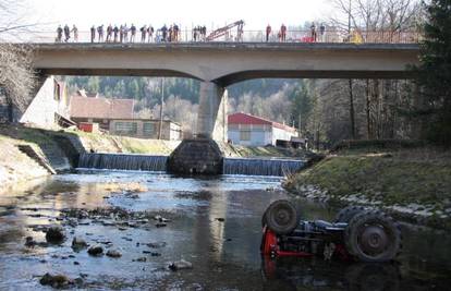 Muškarac traktorom sletio u rijeku Dobru i poginuo