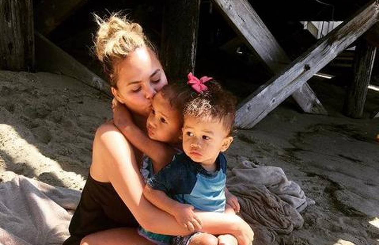 Chrissy Teigen se zaključala u sobu kako bi pobjegla od djece