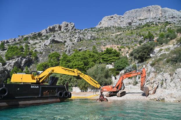 Nastavlja se rušenje bespravno izgrađenih objekata u uvali Vruja