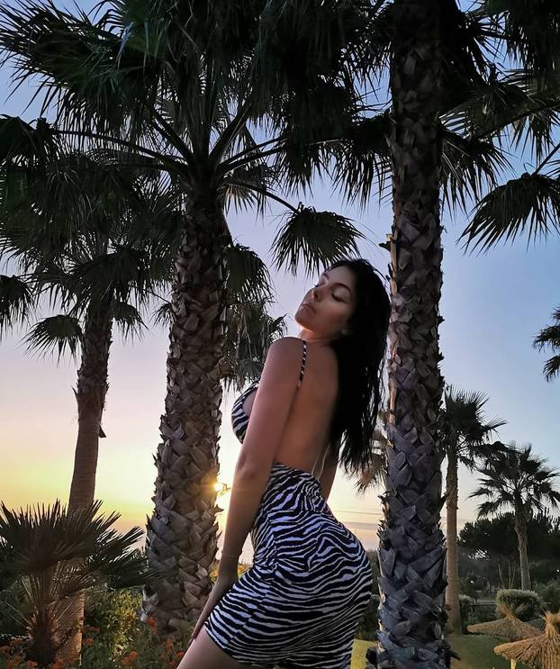 Od prodavačice do zaručnice u vrućim tangicama: Evo kako se Georgina mijenjala kroz godine