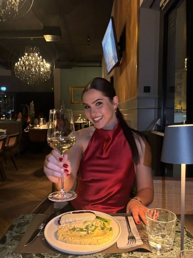 FOTO Francuska Hrvatica mami poglede svih navijača. Evo tko je mlada rukometašica Mia