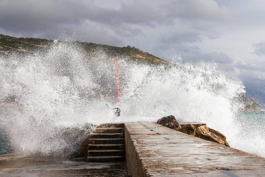 Dubrovnik: Potraga za tijelom muškarca kojeg su povukli valovi je obustavljena