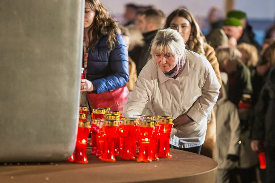Na molitvu u dvorište bolnice u Vukovaru došla i predsjednica
