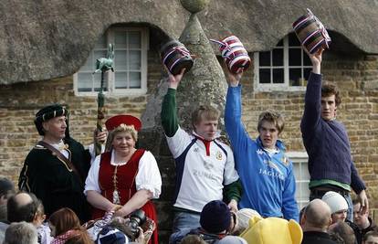 Britanski seljaci otimaju se za bačvicu punu piva