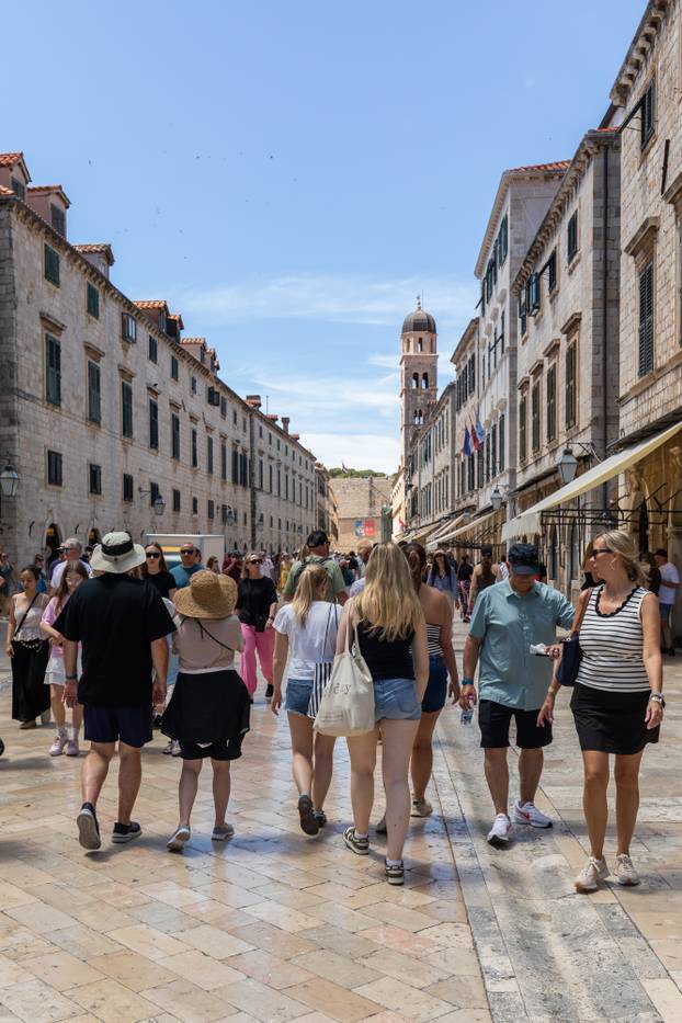 Sunčan dan na ulicama Dubrovnika
