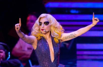 Lady GaGa obožava gledati iskrivljeni odraz u zrcalu