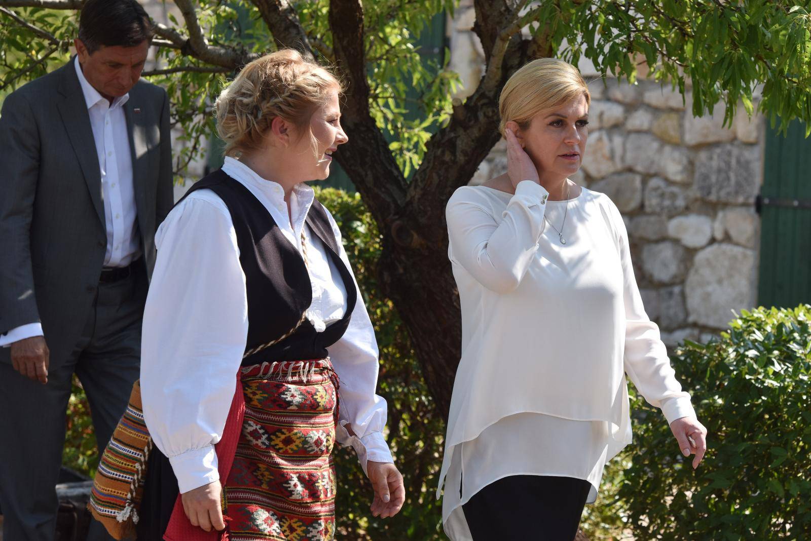 Pakovo selo: Kolinda Grabar-KitaroviÄ s kolegama Pahorom i Van der Bellenom posjetila Etnoland