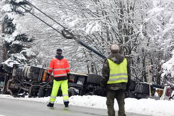 Rakovica: IzvlaÄenje kamiona s prikolicom koji je sletio se ceste prije dva dana