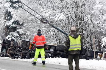 Rakovica: IzvlaÄenje kamiona s prikolicom koji je sletio se ceste prije dva dana