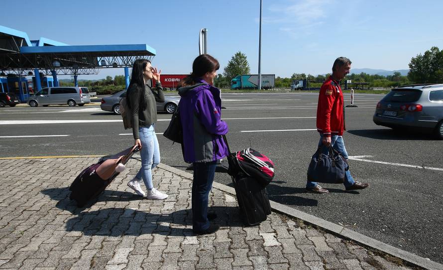 Kaos na Bregani: Ljudi izlaze iz buseva i granicu prelaze pješke