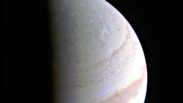 Pogled izbliza: Letjelica Juno u letu iznad  Jupiterovih oblaka