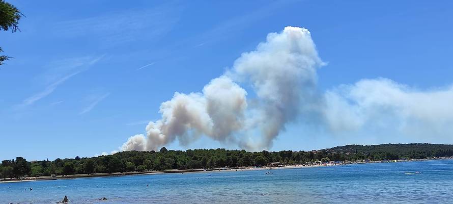 VIDEO Požar u Puli je pod nadzorom: Izgorjelo 40 hektara, uspjeli obraniti kuće