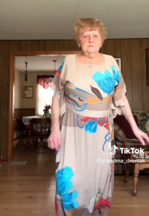Baka od 92 godine otišla na spoj nakon 25 godina: 'Bilo je užas, nije mi dao kompliment'