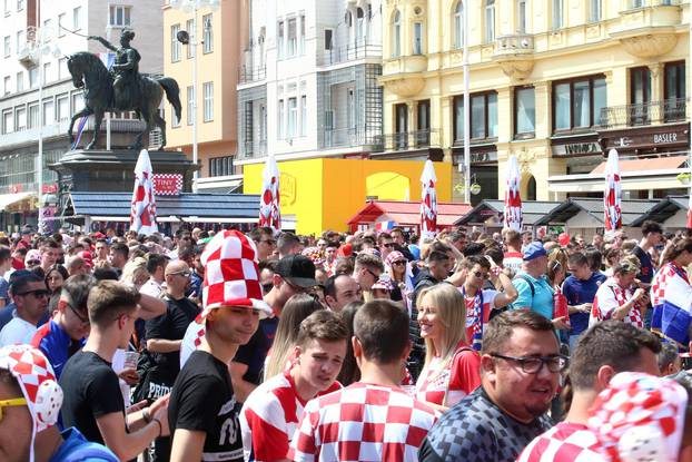 Sve je u kockicama: Pogledajte navijanje u Zagrebu i Splitu