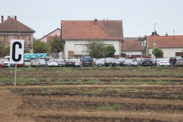 Vukovar: Mnogobrojni obožavatelji Thomsona su krenuli pristizat u posljepodnevnim satima 