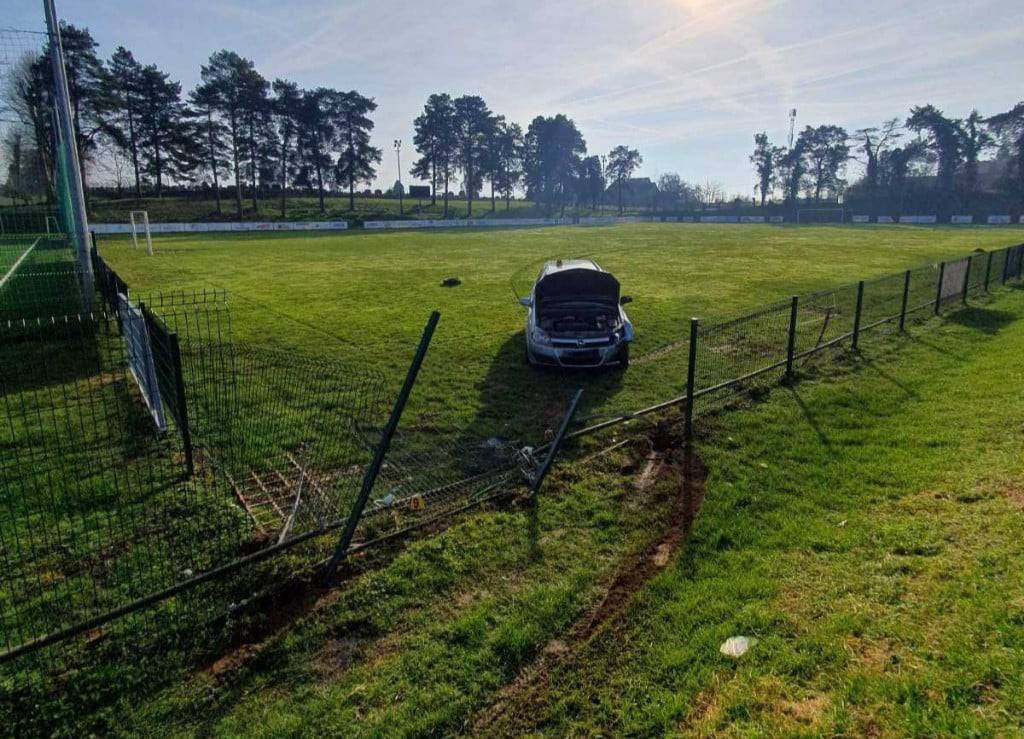 FOTO Izletio s ceste u Pitomači, probio dvije ograde i završio autom na nogometnom igralištu