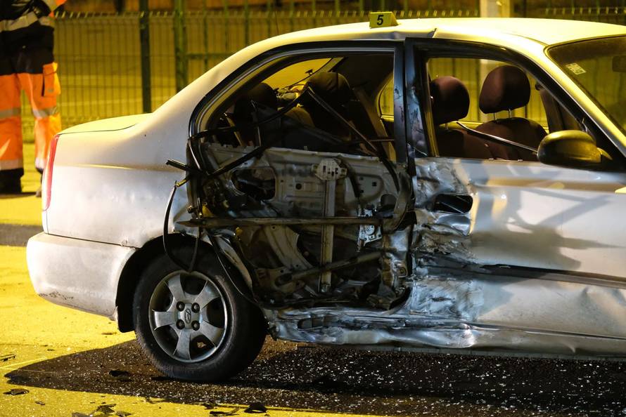 Prometna nesreća između motora i osobnog vozila u Ulici Donje Svetice