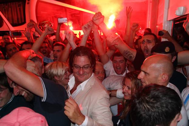 Rijeka: Nakon slijetanja u zra?nu luku igra?i HNK Rijeke proslavili pobjedu na Korzu