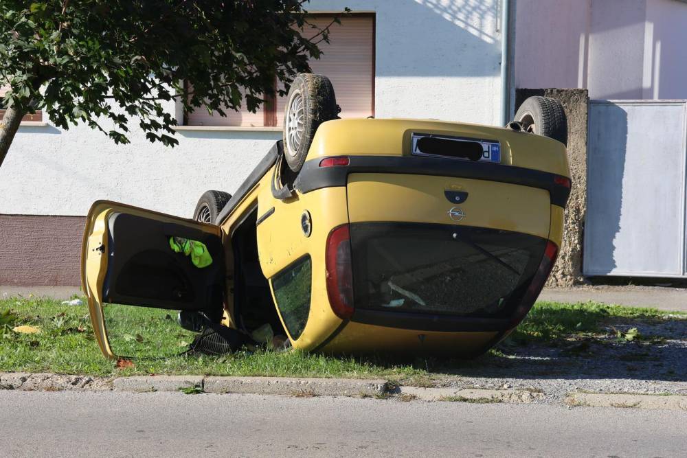 FOTO Prometna u Požegi: Auto sletio s ceste, završio na krovu