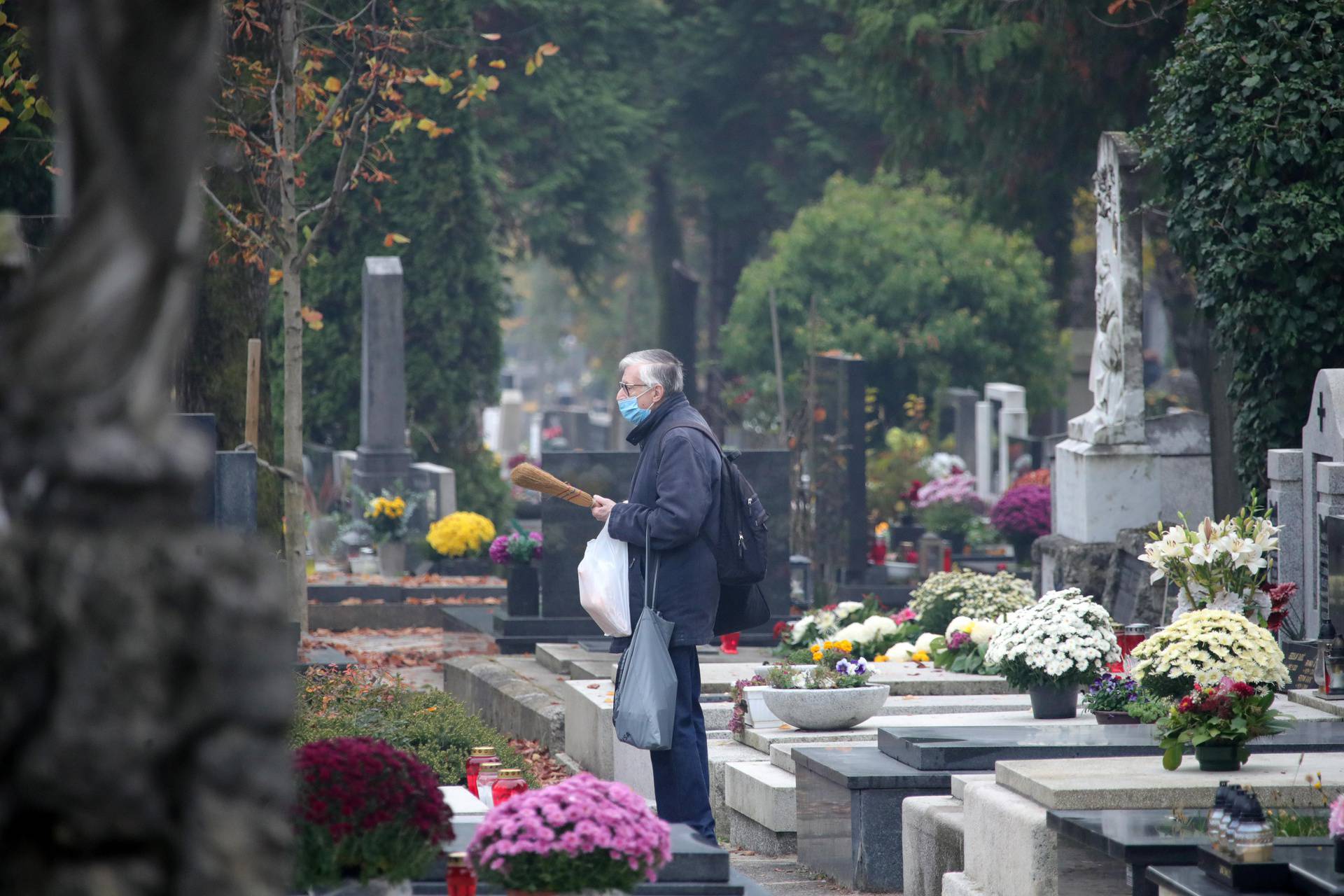 Blagdan je Svih svetih: Brojni građani posjećuju groblja