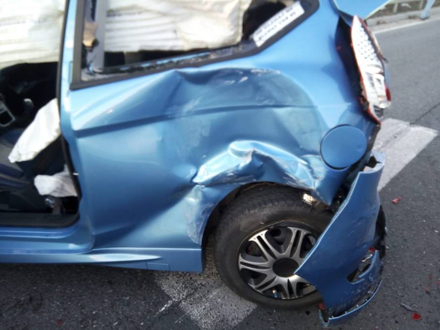 Sudarila se dva automobila i kombi, jedan čovjek je ozlijeđen