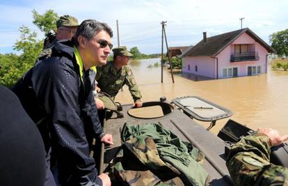 'Beskorisni pijuni': Političari u obilasku poplavljenih područja