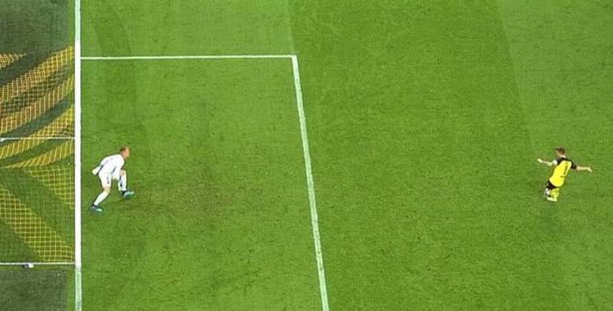 Borussia oštećena? Ter Stegen je izašao metar ispred linije...