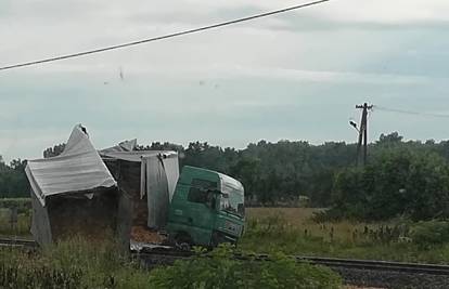 Lokomotiva udarila u kamion, vozaču pomoć pružili u bolnici