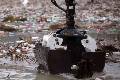 Višegrad: Tone smeća iz tri zemlje plutaju Drinom  