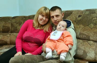 Beba je požurila: Božena (20) se porodila u bolničkom WC-u