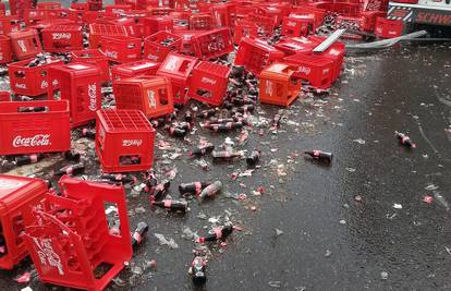 Gajbe Coca-Cole ispale iz kamiona i blokirale aveniju 