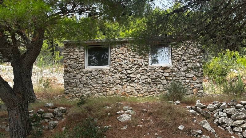 FOTO Ovu kućicu od 28 kvadrata prodaju na Murteru za 480.000 eura: 'Može zamjena za Zagreb'