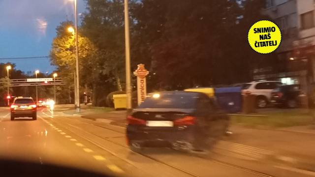 BMW i Passat sudarili su se na tračnicama u Dubravi. Tramvaji nisu vozili do završetka očevida