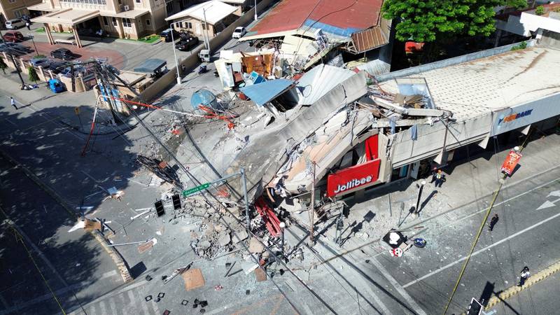 Najmanje 15 ljudi poginulo je u potresu na Filipinima: Spasi