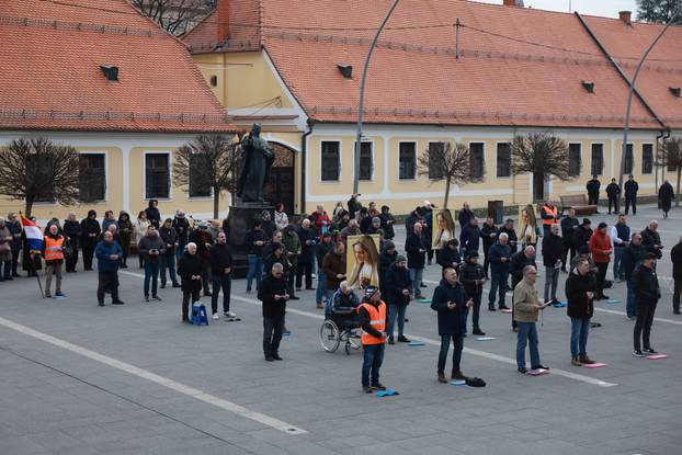 Performans Tiha misa ispred katedrale u Đakovu