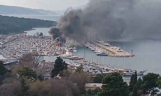 VIDEO Izbio je po&zcaron;ar u lu&ccaron;ici u Splitu! Di&zcaron;e se gusti dim,  gore brodice, stigli su vatrogasci...