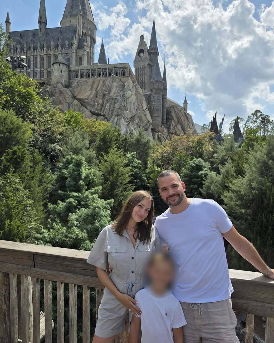 Aleksandra Prijović prvi put pokazala kćer i proslavila deset godina ljubavi sa suprugom