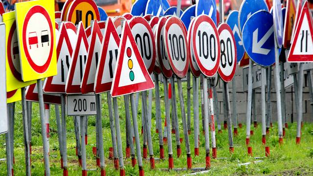 Kradu prometne znakove: 'Neki od okruglih rade vrtne stoliće'