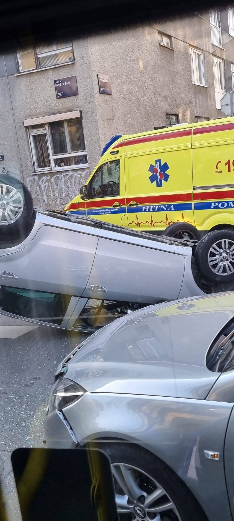 Teška nesreća na Trešnjevci: Auto završio na krovu, u centru grada se stvaraju velike gužve